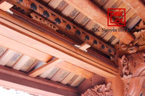 Chi tiết xà và hoa văn ngoài hiên nhà
