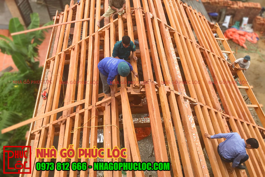 Quá trình lắp dựng hoành cho mái nhà gỗ