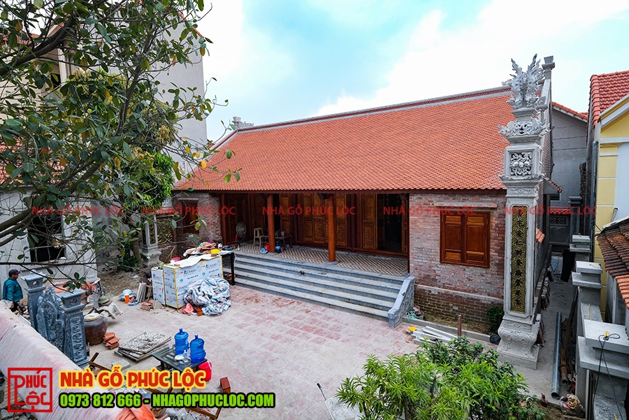 Nhà với 2 cột đồng trụ