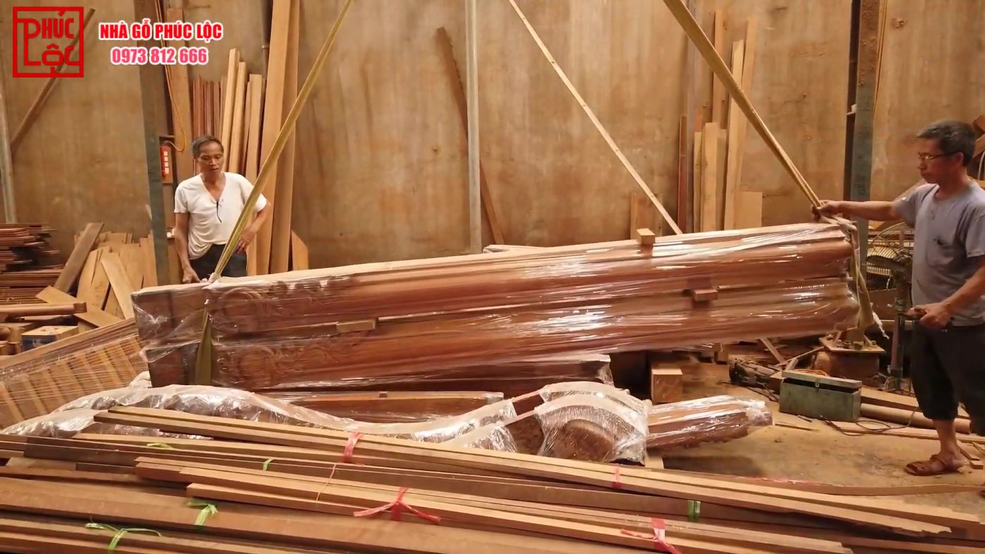 Giai đoạn bốc xếp gỗ: Công trình nhà gỗ lim 3 gian tại Hưng Yên ...