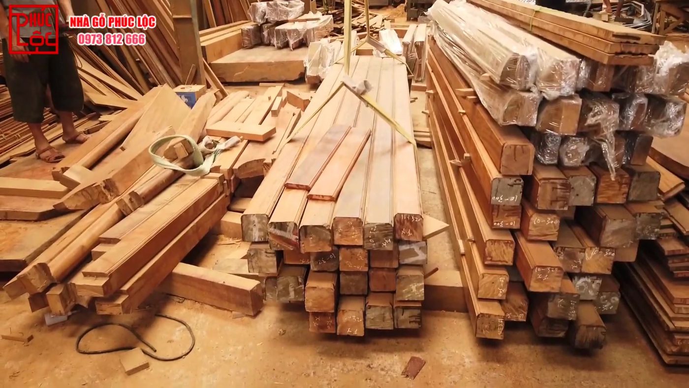 Các cấu kiện nhà gỗ trước đó được bọc nilon cẩn thận 