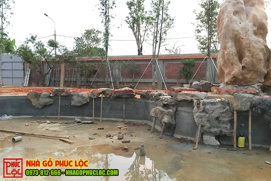 Đáy hồ và thành hồ được làm bằng bê tông