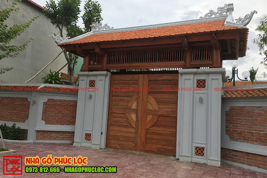 Phần cổng nhà gỗ đã được hoàn thiện