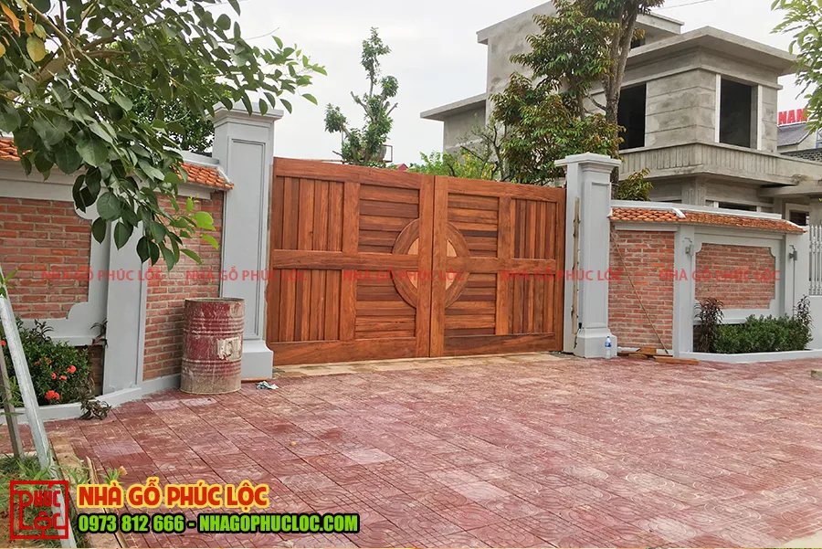 Phần cánh cổng được hoàn thiện