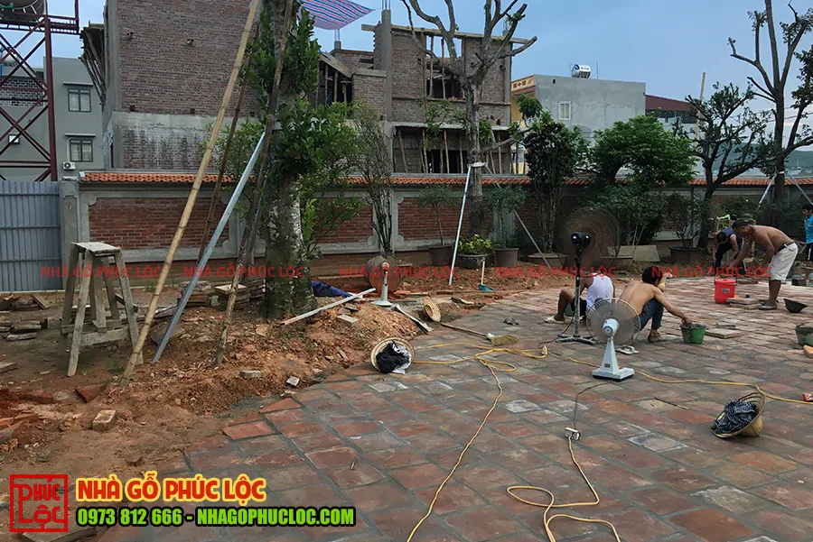 Phần sân được lát gạch đỏ nung
