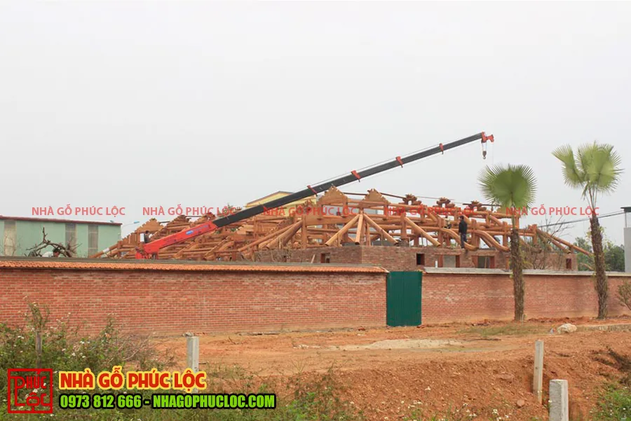 Toàn cảnh lắp dựng khung nhà gỗ 5 gian và nhà ngang