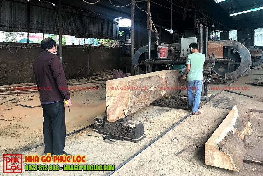 Hình ảnh xẻ cột gỗ