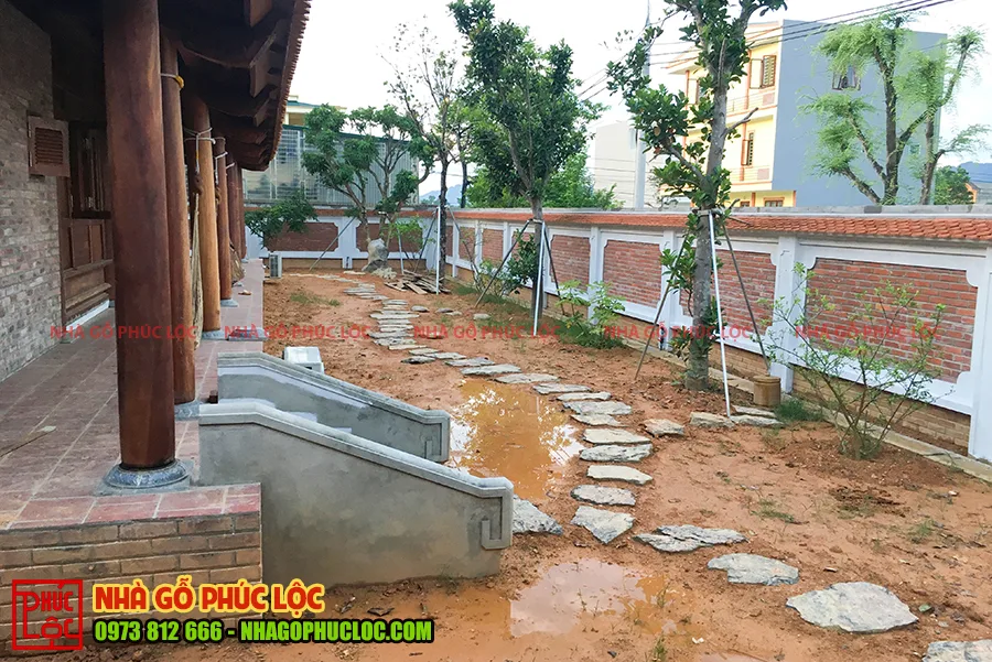 Phần sân vườn xung quanh quần thể nhà gỗ