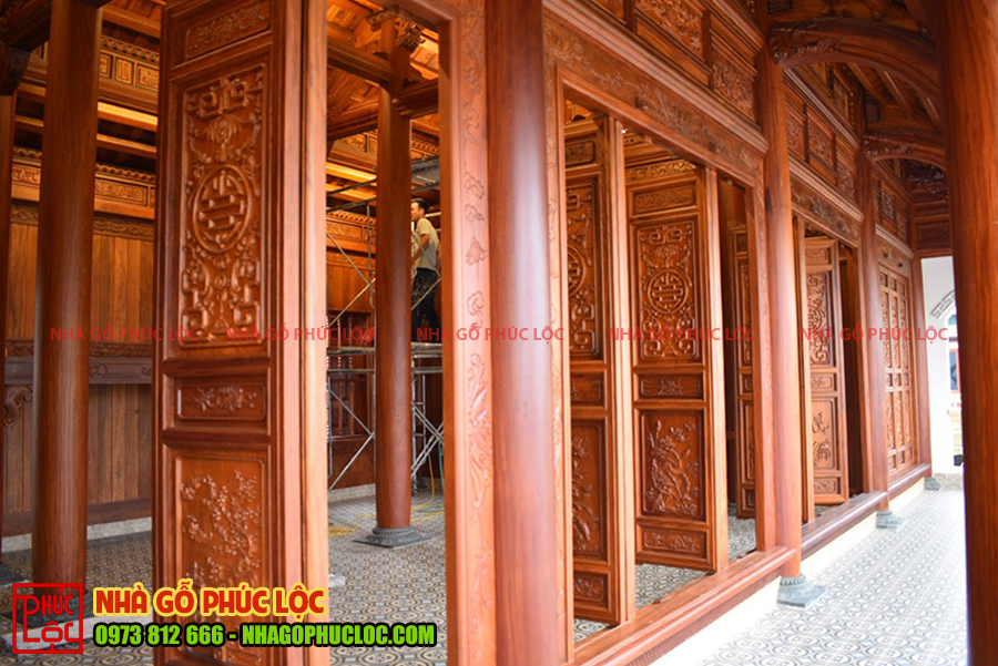 Phần cửa bức bàn của ngôi nhà gỗ lim 5 gian