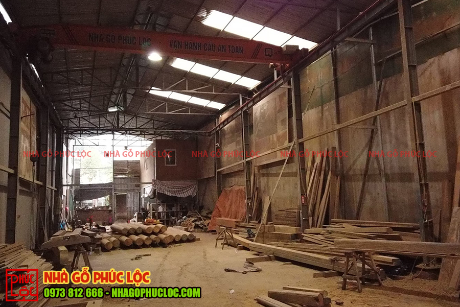 Hình ảnh tổng thể của xưởng nhà gỗ Phúc Lộc với quy mô lớn 