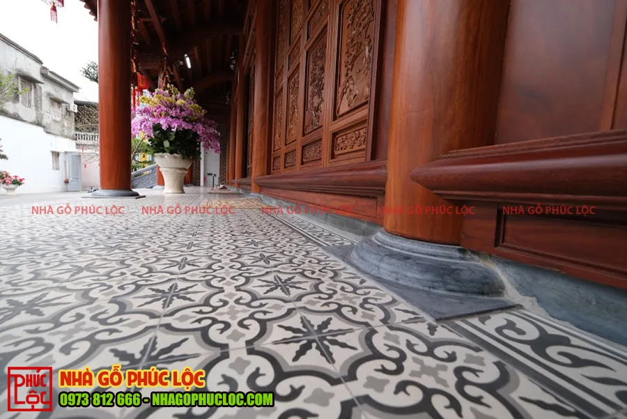 Nền nhà được lát gạch bông cổ điển