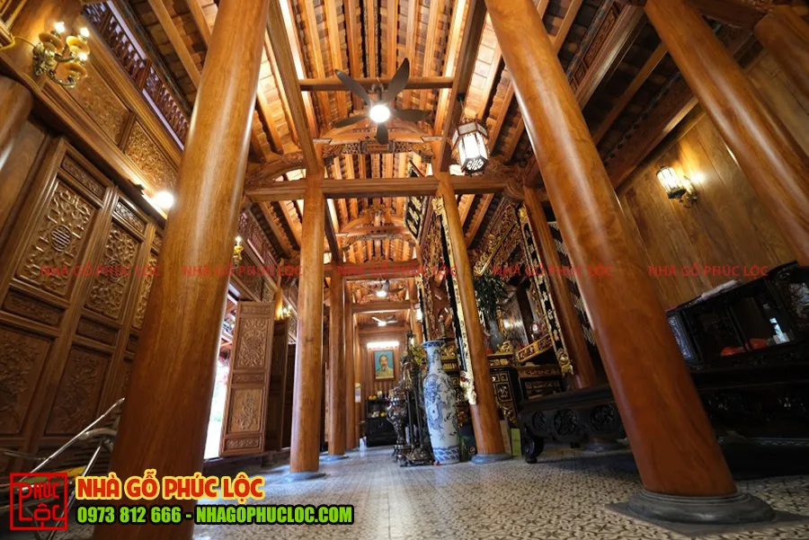 Bên trong nhà gỗ có 5 gian thông nhau