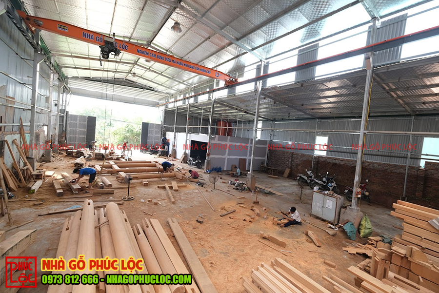 Toàn cảnh xưởng trong quá trình xàm đóng nhà gỗ gõ đỏ 3 gian 