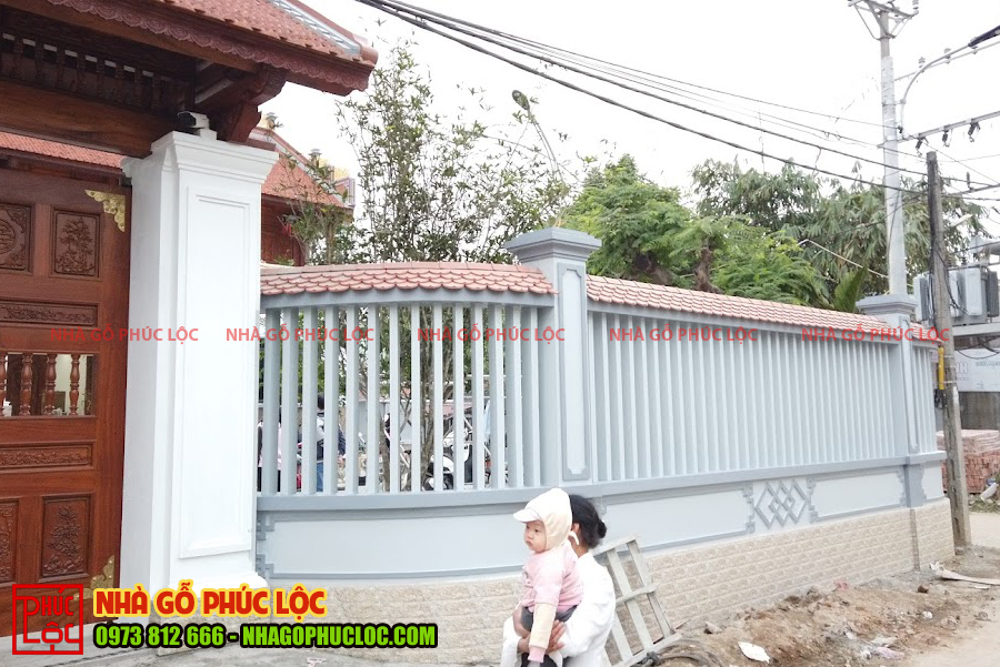 Tường rào mái ngói với phần khung song được sơn màu nhã nhặn