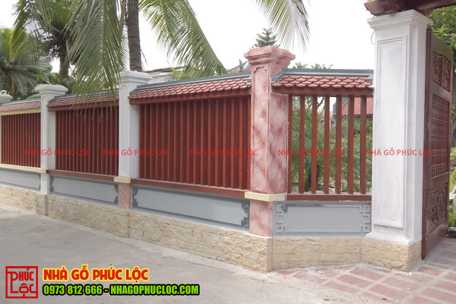 Tường rào mái ngói với khung song được bê tông sơn giả gỗ