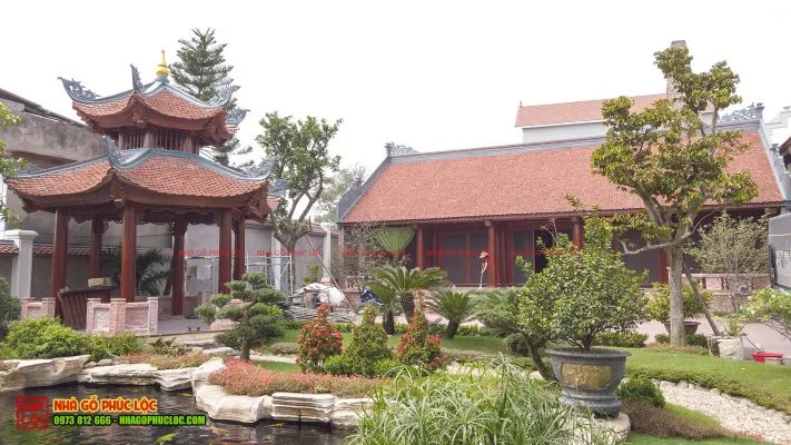 Ngôi nhà gỗ cổ truyền được đặt trong thể thống nhất của sân vườn, ngoại cảnh.