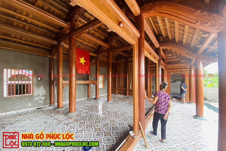 Toàn bộ khung nhà đều được làm hoàn toàn từ thân gỗ tự nhiên.