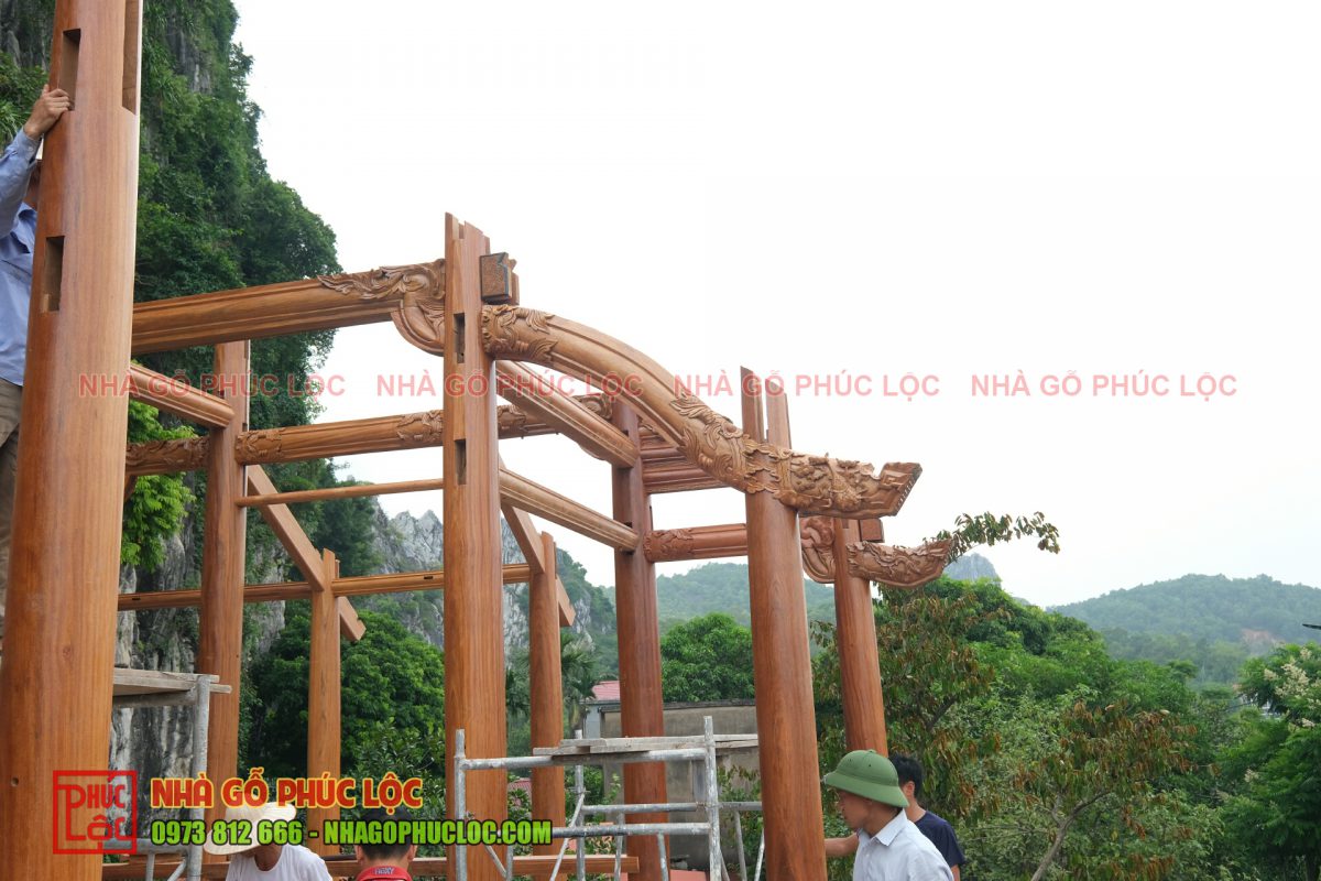 Lắp dựng nhà gỗ cổ truyền 3 gian 30 cột trên tầng 2 