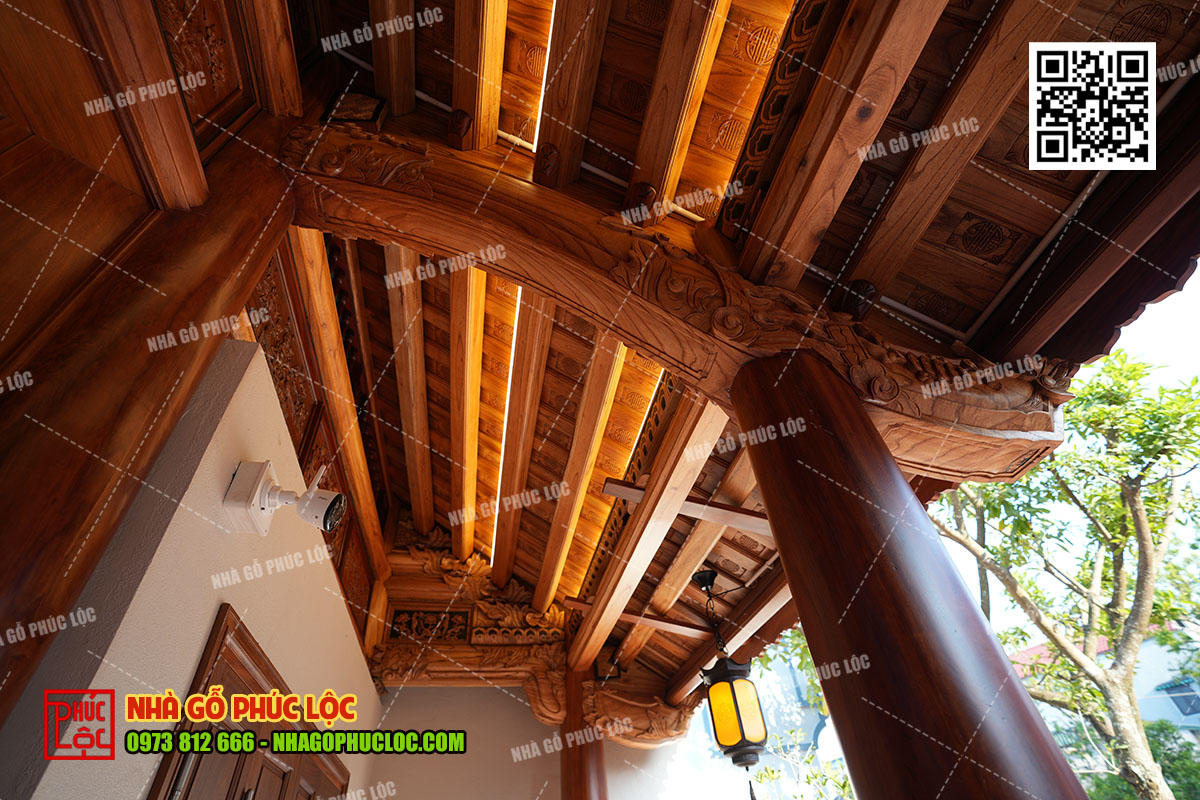 nhà gỗ 3 gian có cột hiên bằng đá 