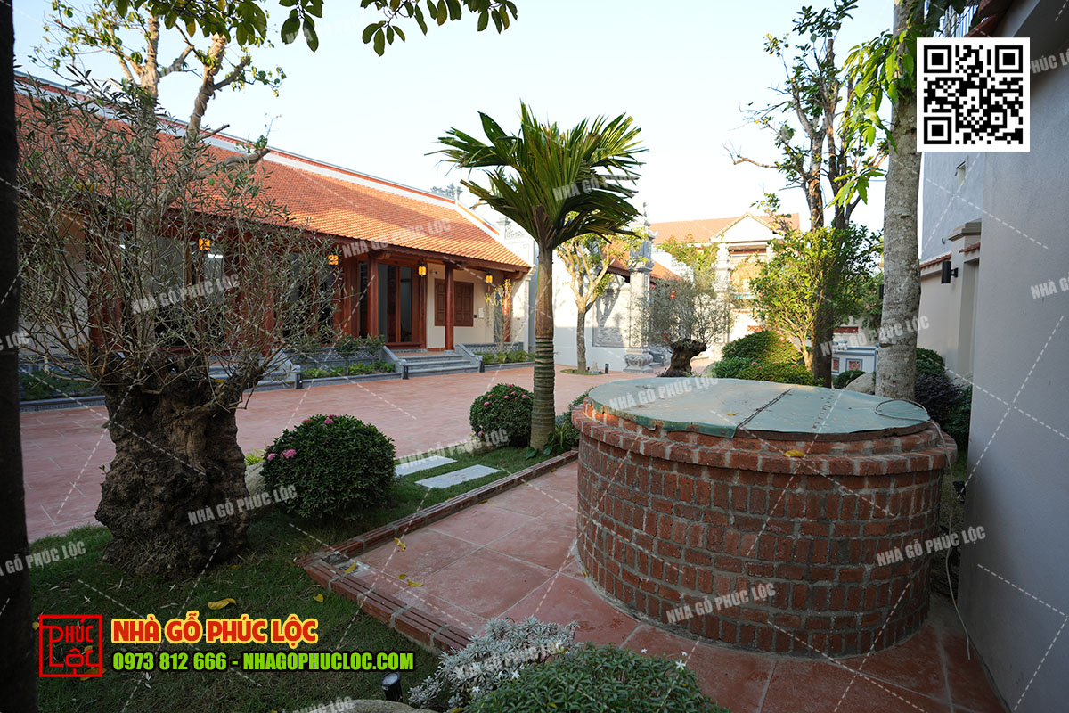 nhà gỗ 3 gian có cột hiên bằng đá 