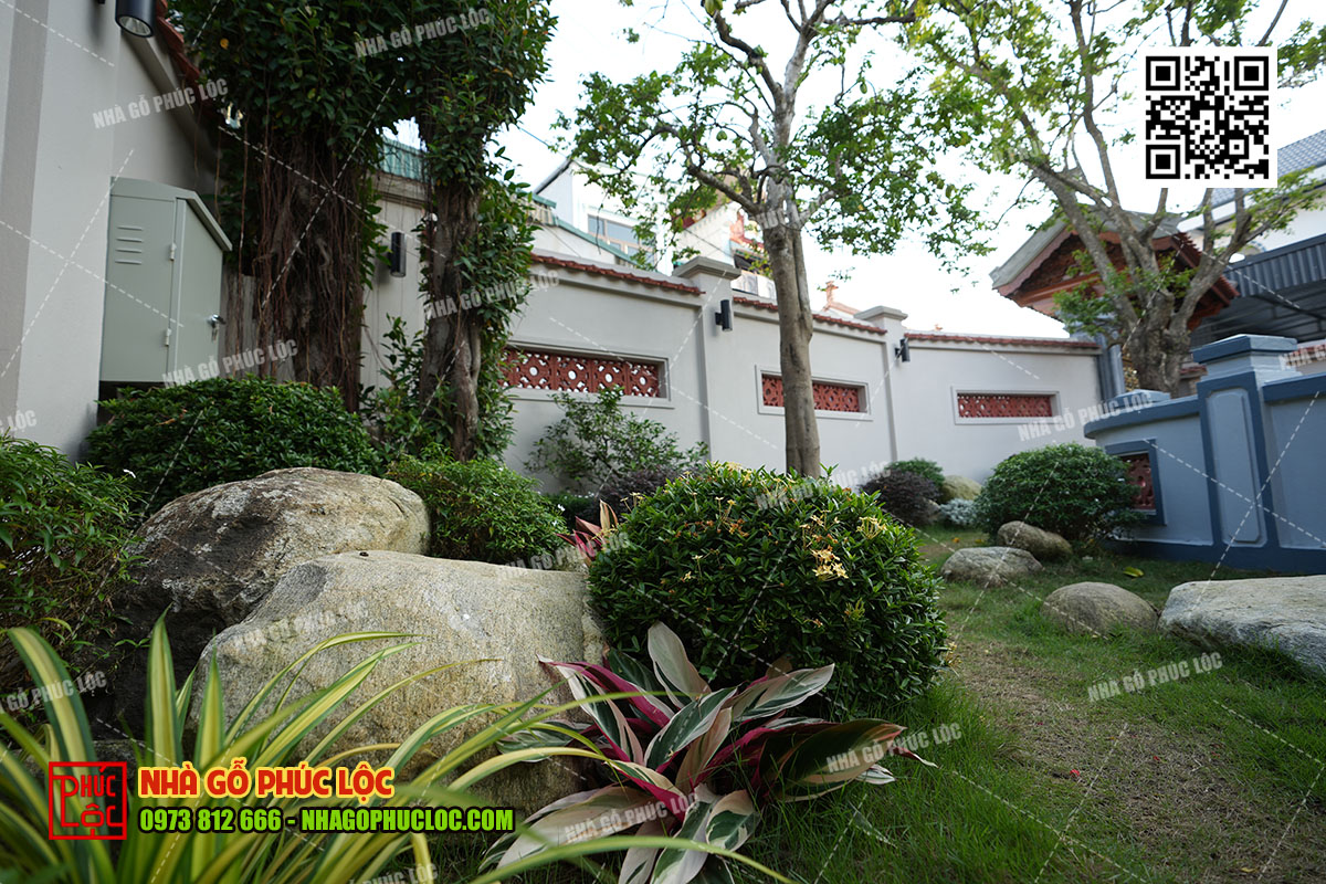 nhà gỗ 3 gian có cột hiên bằng đá 