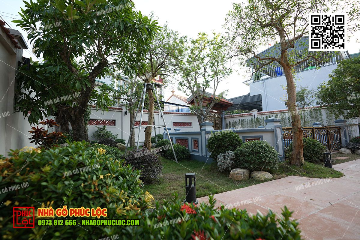 nhà gỗ 3 gian có cột hiên bằng đá 