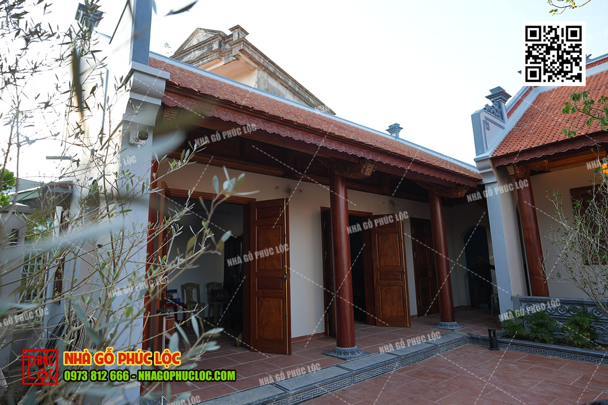 nhà gỗ 3 gian có cột hiên bằng đá 