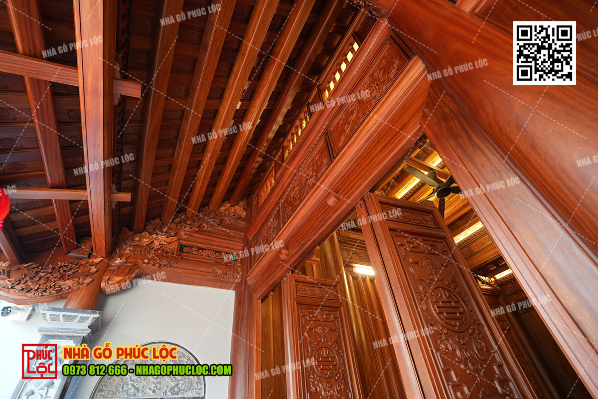 nhà gỗ 3 gian có cột hiên bằng đá 