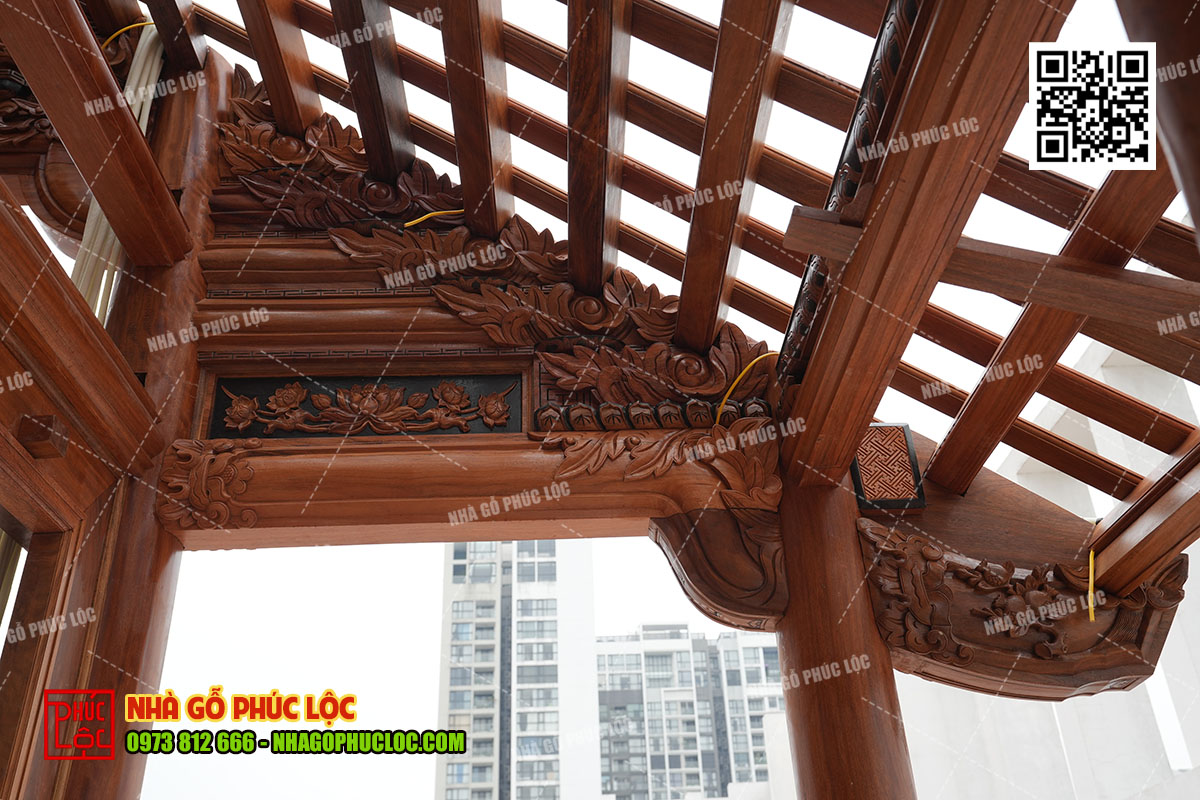 Vì đốc nhà gỗ ngoài hiên 